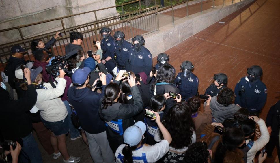 Manifestanții pro-palestinieni care s-au baricadat la Universitatea Columbia au fost arestați. Poliția a intervenit în forță la New York 900251