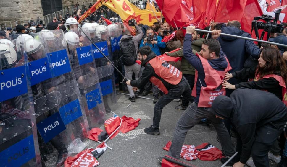 Revolte la Istanbul: poliția a încercat să-i oprească pe oameni să ajungă în Piața Taksim și a făcut zeci de arestări 900297