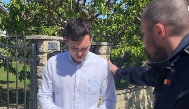 Șoferul suspect că a omorât un om, la Suceava, a fost ridicat de polițiști din poarta vilei sale | Avocat: "Nu știe cum s-a întâmplat. S-a trezit, pur și simplu, acasă!" 900285