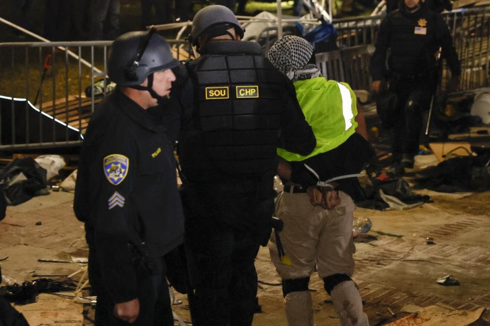 Activiștii pro-Gaza de la UCLA au cerut "întăriri" și "scuturi" pentru a face față poliției | CNN: Poliția ar fi tras cu gloanțe de cauciuc în protestatari 900471