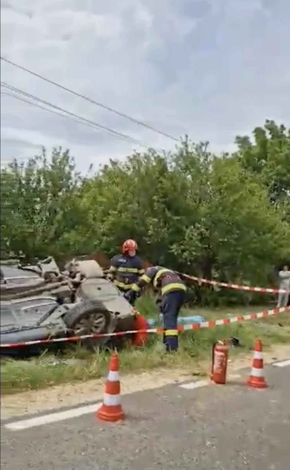 Doi tineri au murit, după ce au intrat cu un BMW într-un copac. Accident grav la Căldăraru, în Argeş 900485