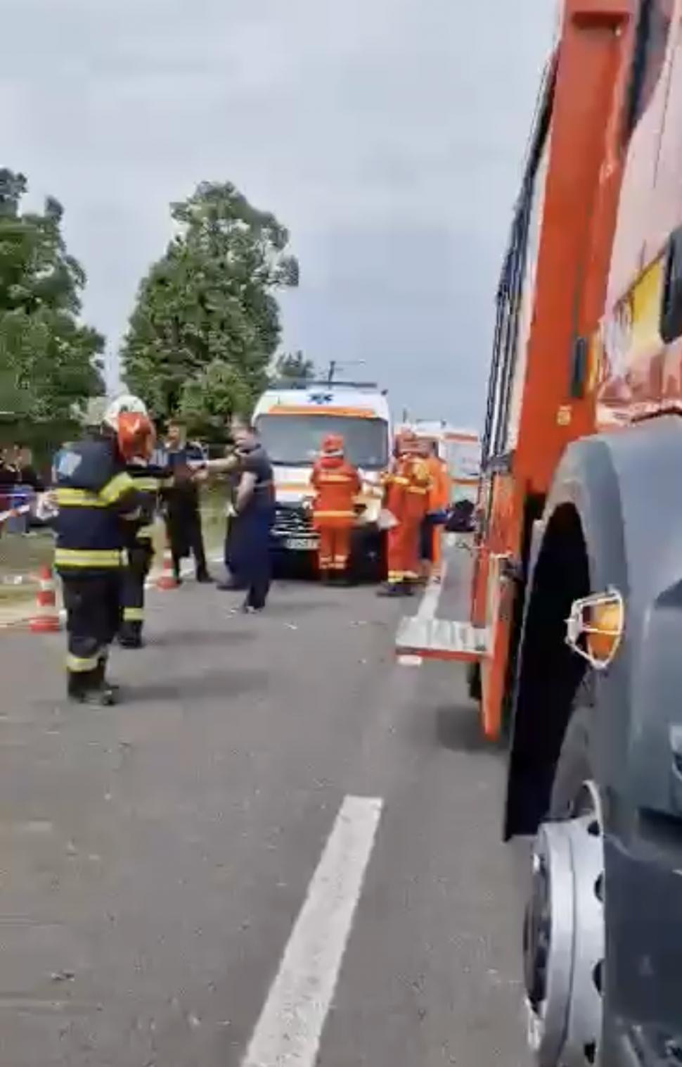 Doi tineri au murit, după ce au intrat cu un BMW într-un copac. Accident grav la Căldăraru, în Argeş 900486