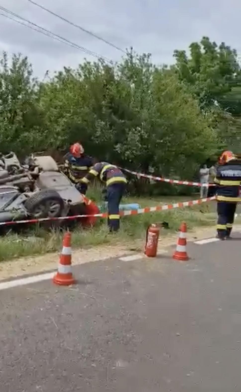 Doi tineri au murit, după ce au intrat cu un BMW într-un copac. Accident grav la Căldăraru, în Argeş 900490