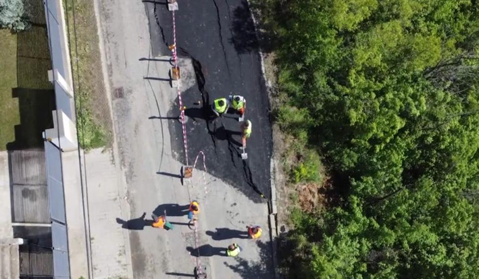 Mesaj RO-Alert în Slănic Prahova! Autoritățile cer oamenilor să evacueze zona în care s-a surpat strada 900480