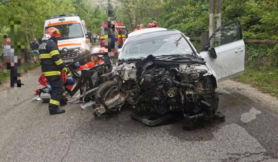 Accident teribil în Vinerea Marea. Un tânăr a murit și alte patru persoane au fost rănite, în Hunedoara 900671