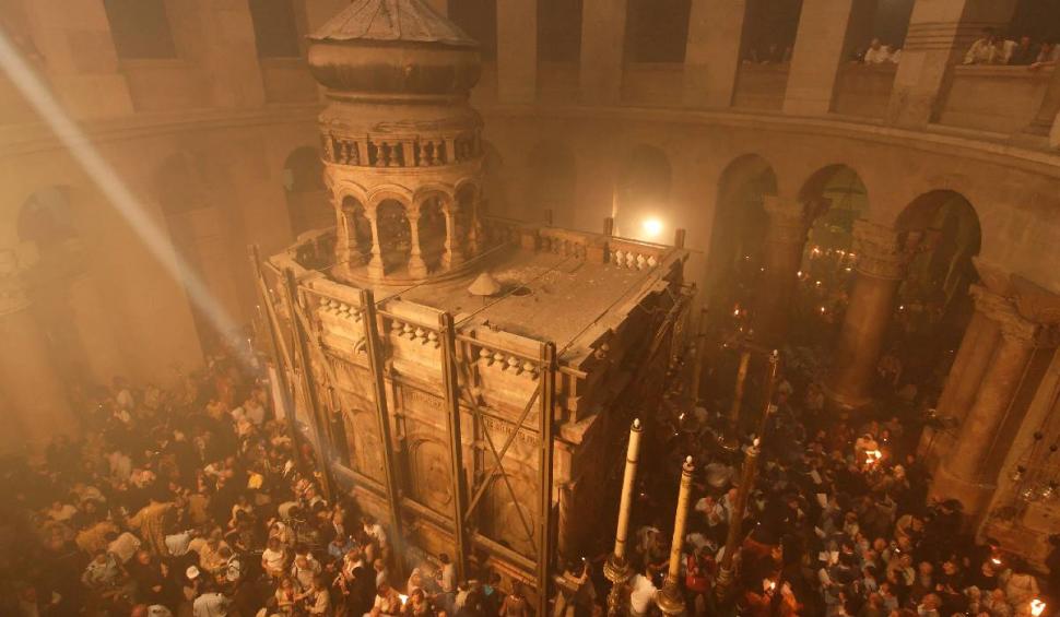 Cum se aprinde Sfânta Lumină la Ierusalim. Miracolul care are loc an de an la Mormântul lui Iisus 900065