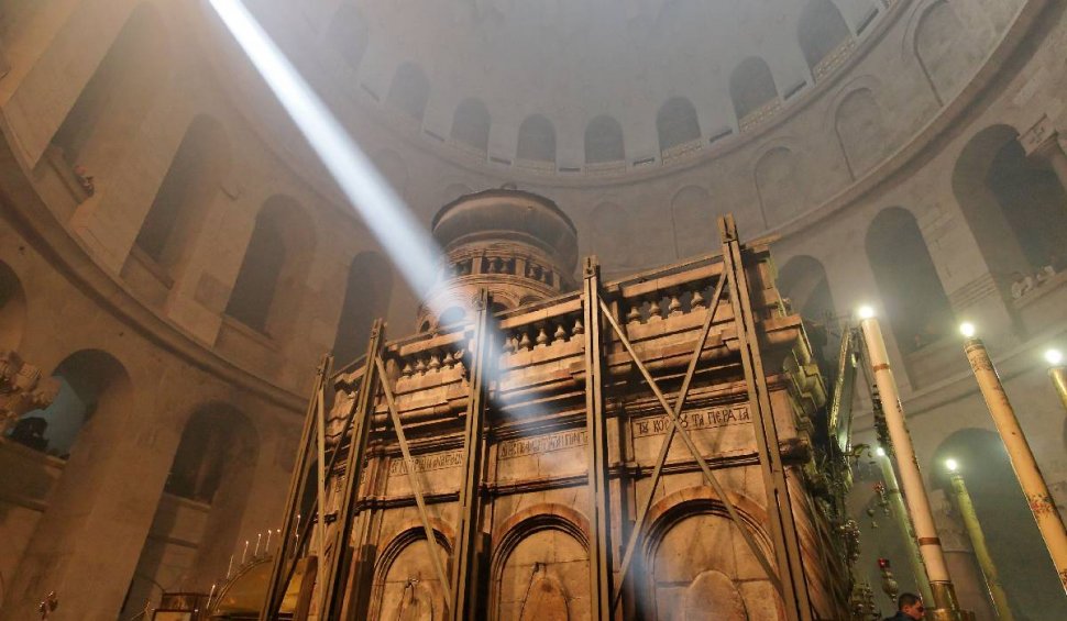 Cum se aprinde Sfânta Lumină la Ierusalim. Miracolul care are loc an de an la Mormântul lui Iisus
