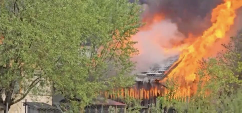 Incendiu puternic lângă Mănăstirea Voroneț din Suceava! Două case au luat foc, una a fost distrusă complet 900737