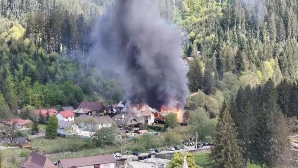 Incendiu puternic lângă Mănăstirea Voroneț din Suceava! Două case au luat foc, una a fost distrusă complet 900738