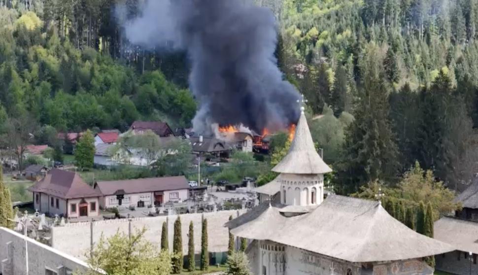 Incendiu puternic lângă Mănăstirea Voroneț din Suceava! Două case au luat foc, una a fost distrusă complet 900739