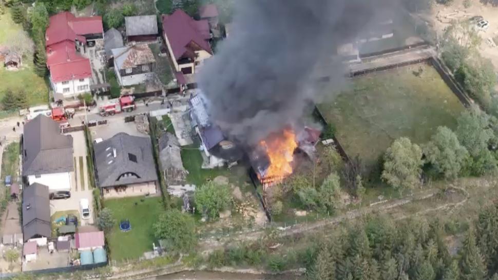 Incendiu puternic lângă Mănăstirea Voroneț din Suceava! Două case au luat foc, una a fost distrusă complet 900740