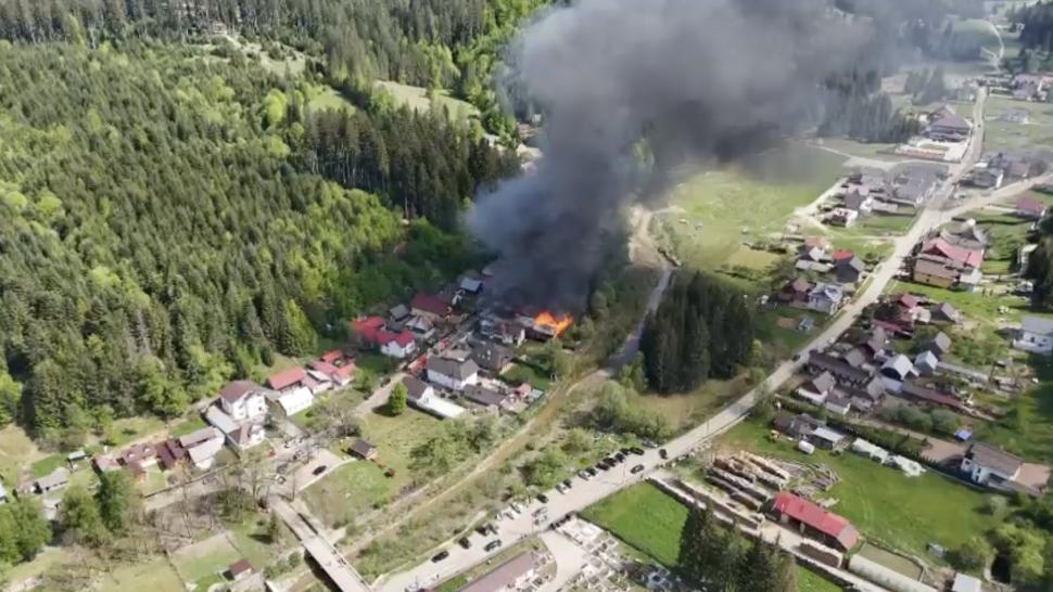 Incendiu puternic lângă Mănăstirea Voroneț din Suceava! Două case au luat foc, una a fost distrusă complet 900741