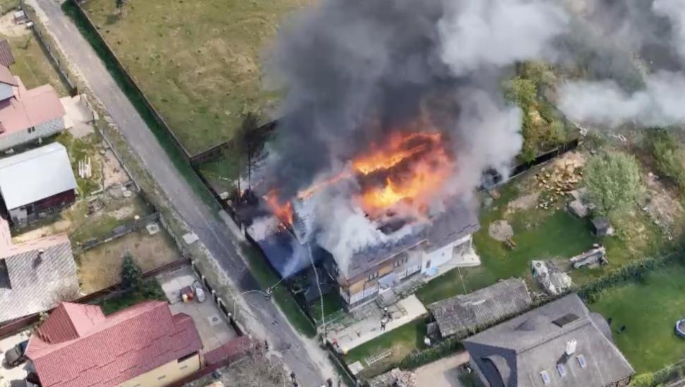 Incendiu puternic lângă Mănăstirea Voroneț din Suceava! Două case au luat foc, una a fost distrusă complet 900742