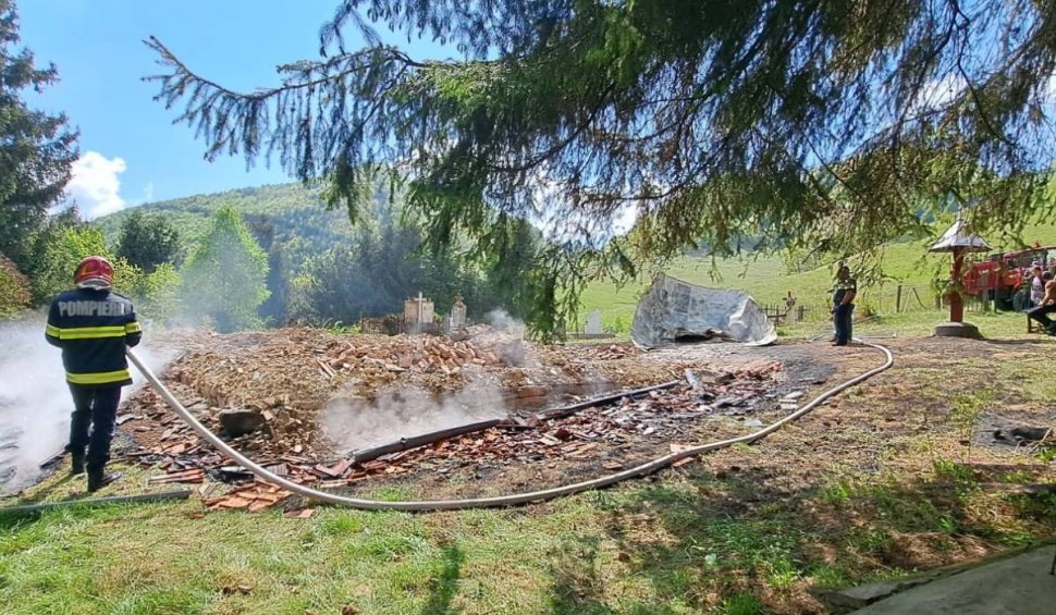 O biserică din Alba a ars până la temelie, chiar în prima zi de Paște