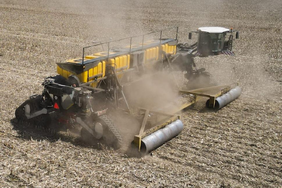 Cel mai puternic utilaj agricol din lume a ajuns la o fermă din România: "Poate fi folosit la toate lucrările" 900788