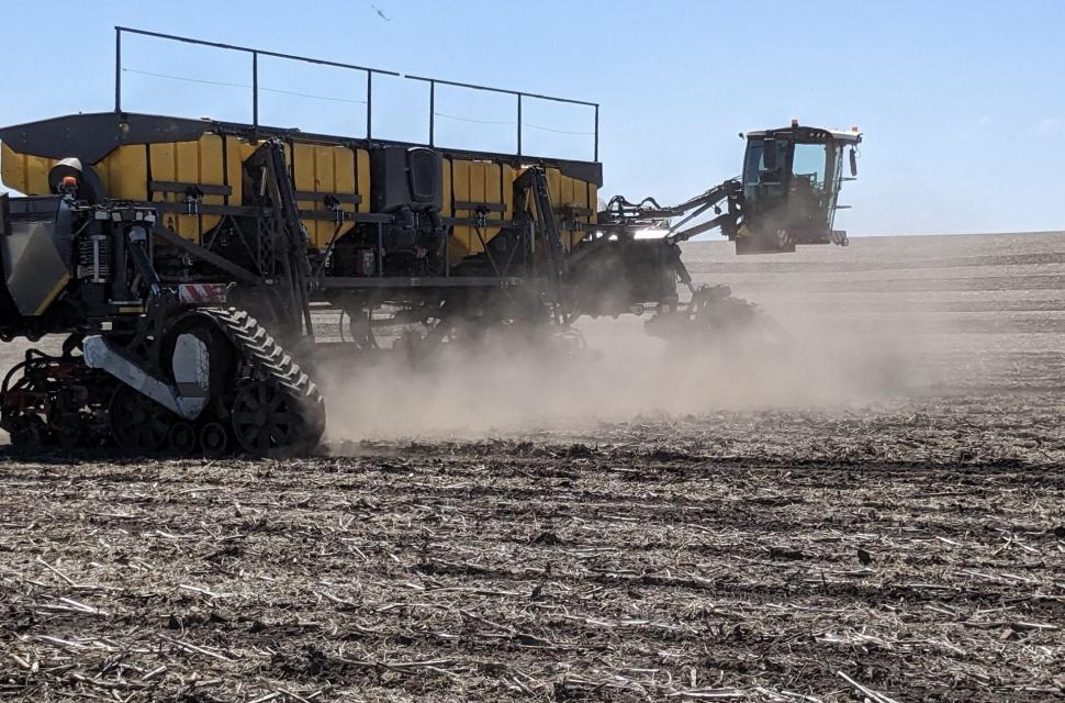 Cel mai puternic utilaj agricol din lume a ajuns la o fermă din România: "Poate fi folosit la toate lucrările" 900789