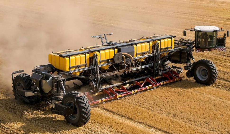 Cel mai puternic utilaj agricol din lume a ajuns la o fermă din România: "Poate fi folosit la toate lucrările" 900790
