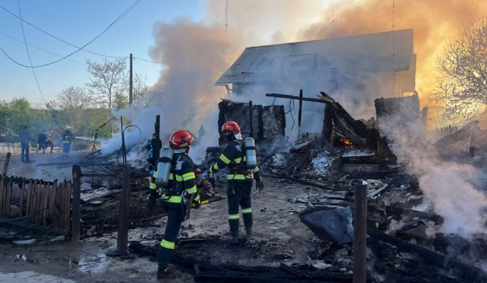 Incendiu la două case din Valea Moldovei, în ziua de Paşte. Una dintre locuinţe s-a transformat în scrum