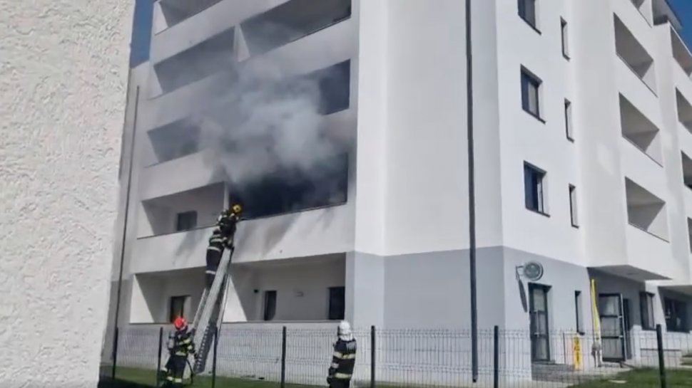 Explozie puternică într-un bloc cu patru etaje din Iași. Pompierii intervin