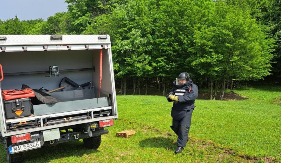 Grenadă de mână defensivă, găsită de un bărbat aflat la plimbare cu familia, într-o pădure din Botoşani 900923