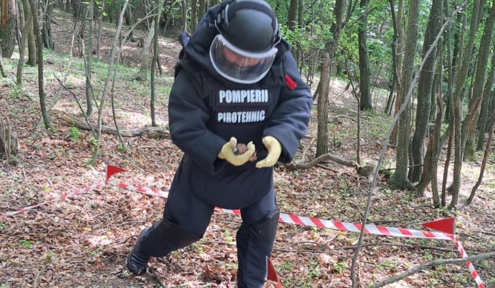 Grenadă de mână defensivă, găsită de un bărbat aflat la plimbare cu familia, într-o pădure din Botoşani 900924