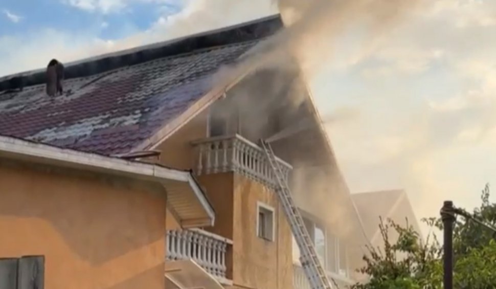 Incendiu la o casă lovită de un trăznet puternic, în Baia Mare 