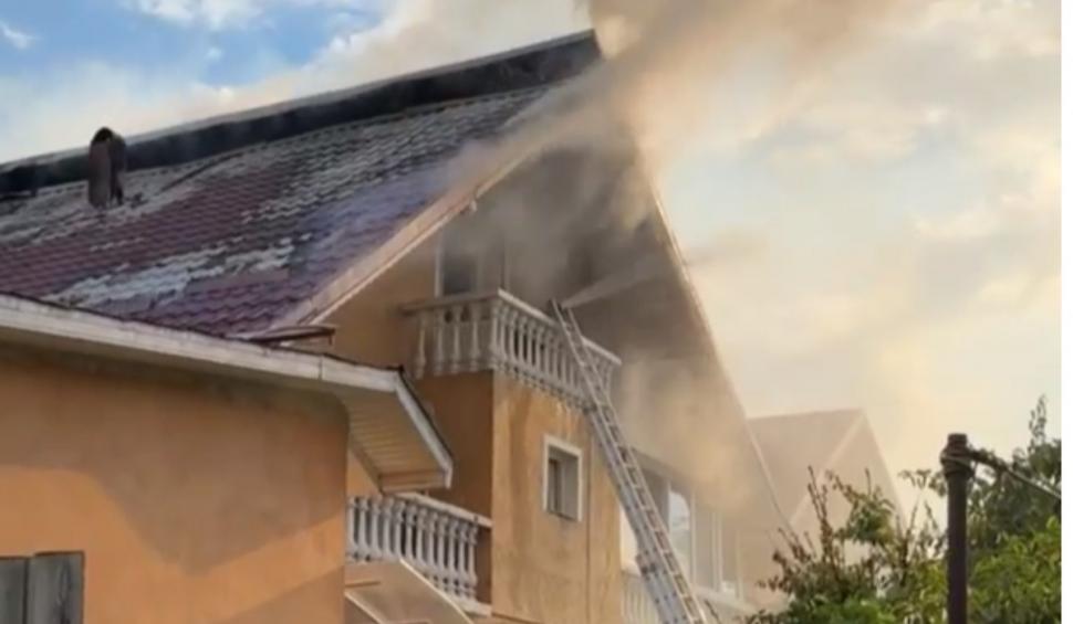 Incendiu la o casă lovită de un trăznet puternic, în Baia Mare  900937