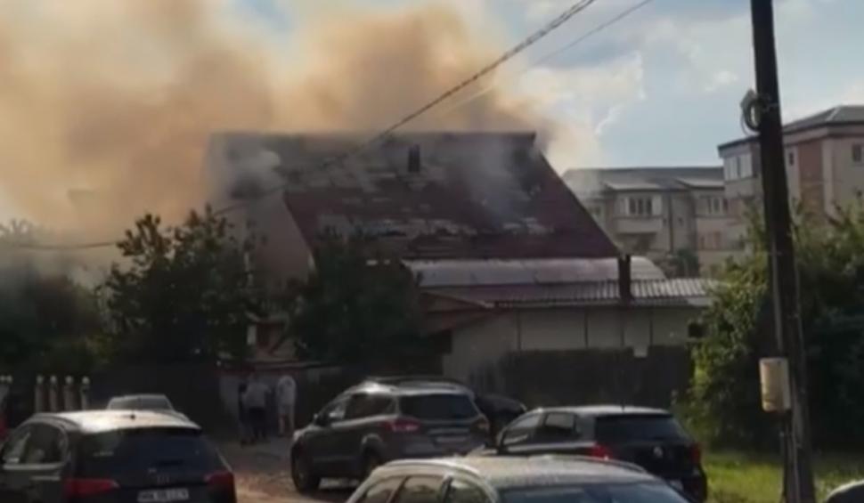 Incendiu la o casă lovită de un trăznet puternic, în Baia Mare  900938