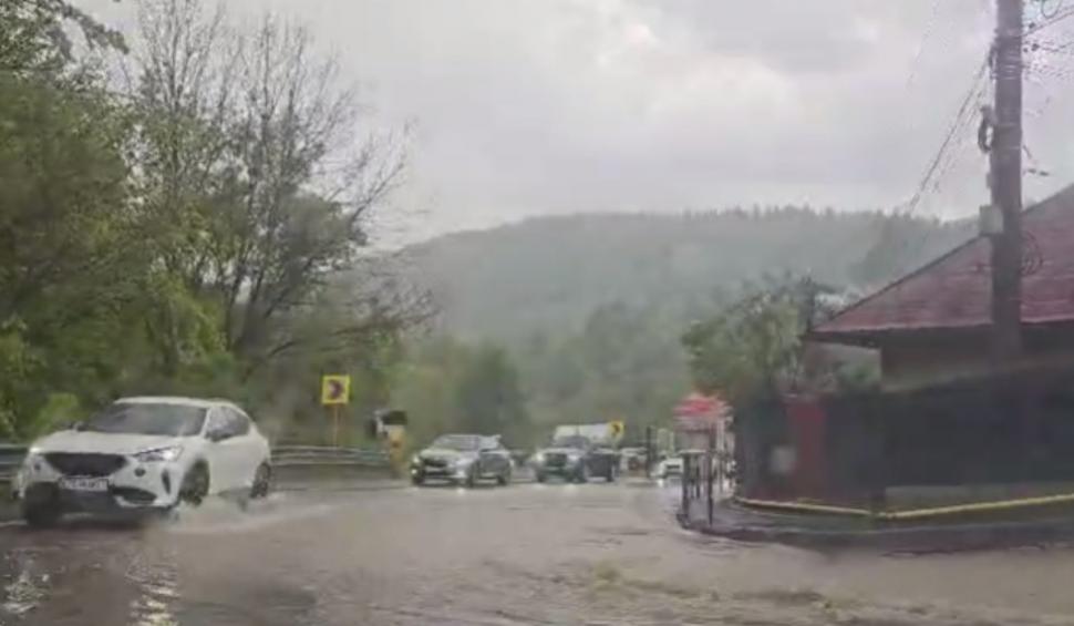Rupere de nori în Sinaia. Pompierii intervin pentru a debloca străzile inundate 900930