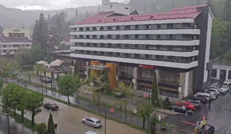 Rupere de nori în Sinaia. Pompierii intervin pentru a debloca străzile inundate 900931