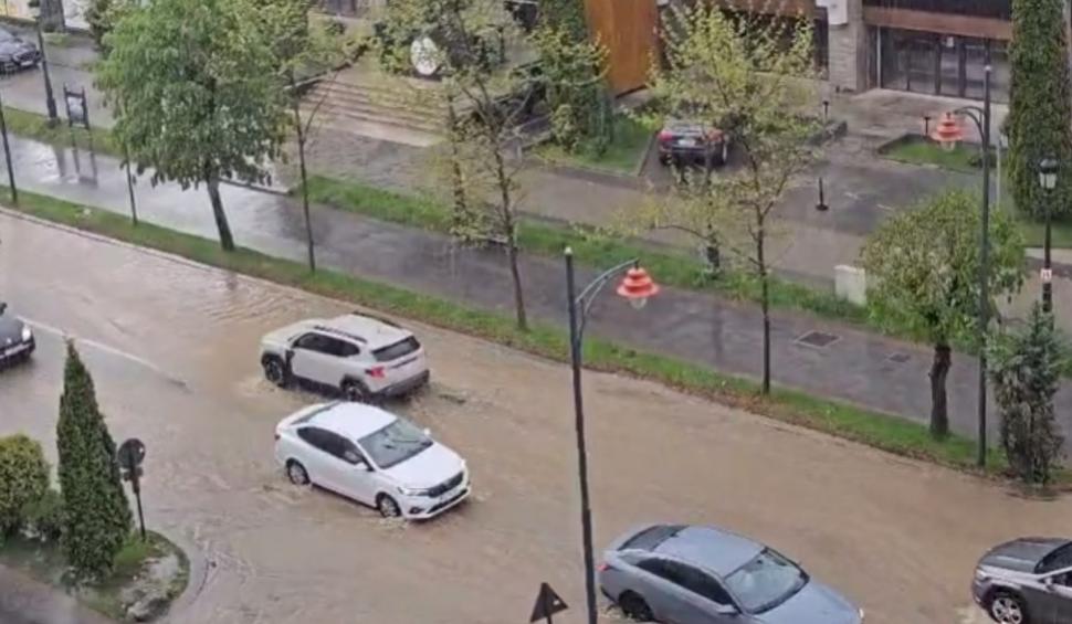 Rupere de nori în Sinaia. Pompierii intervin pentru a debloca străzile inundate 900932