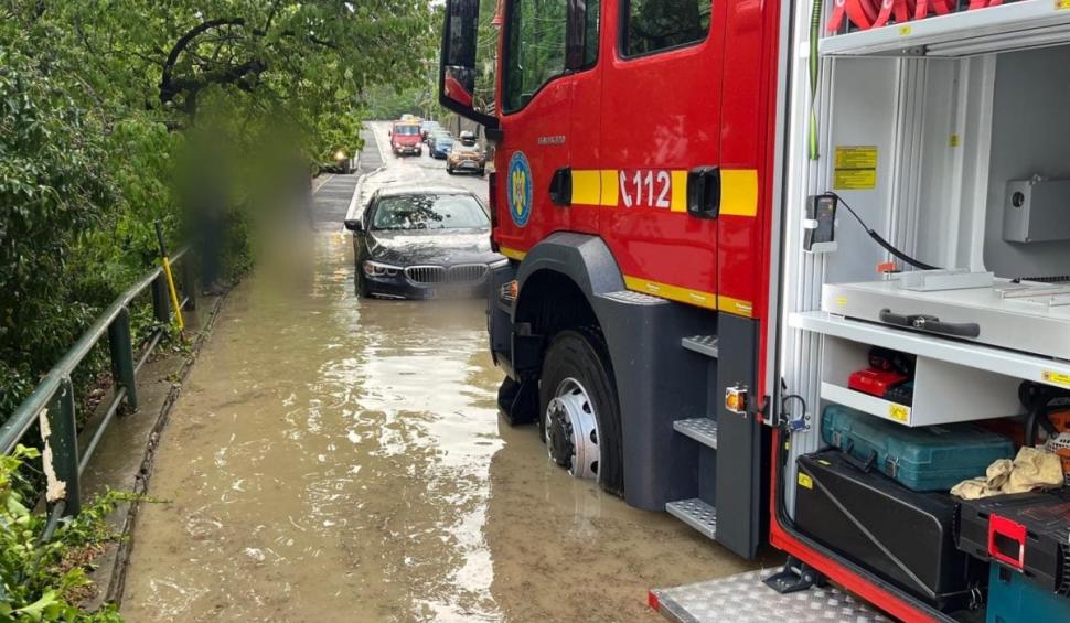 Rupere de nori în Sinaia. Pompierii intervin pentru a debloca străzile inundate 900933