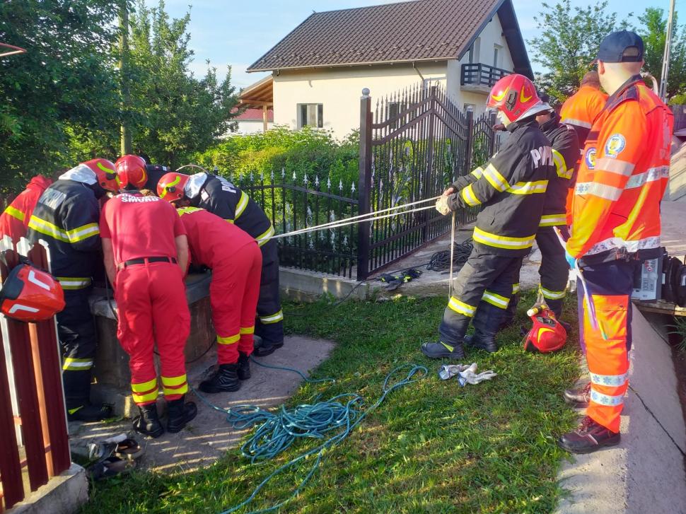 Bărbat căzut într-o fântână adâncă de șapte metri, salvat de pompieri, în Botoșani. Soției i s-a făcut rău 900959