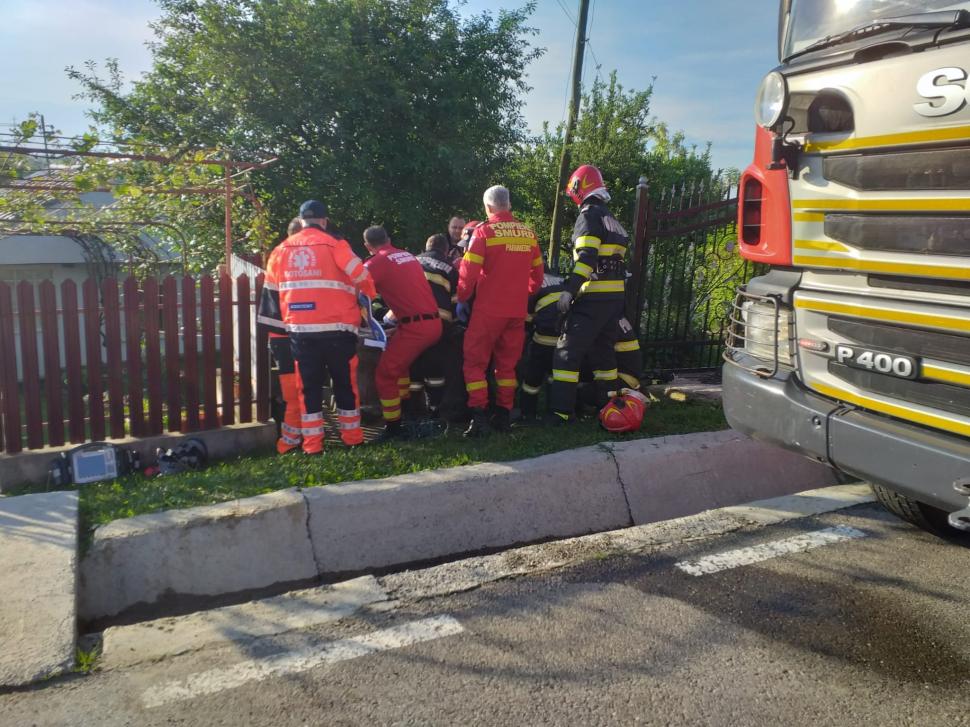 Bărbat căzut într-o fântână adâncă de șapte metri, salvat de pompieri, în Botoșani. Soției i s-a făcut rău 900960