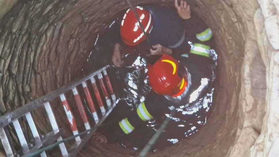 Bărbat căzut într-o fântână adâncă de șapte metri, salvat de pompieri, în Botoșani. Soției i s-a făcut rău 900961