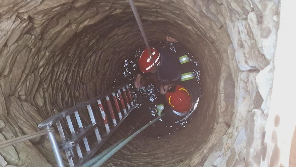 Bărbat căzut într-o fântână adâncă de șapte metri, salvat de pompieri, în Botoșani. Soției i s-a făcut rău 900963