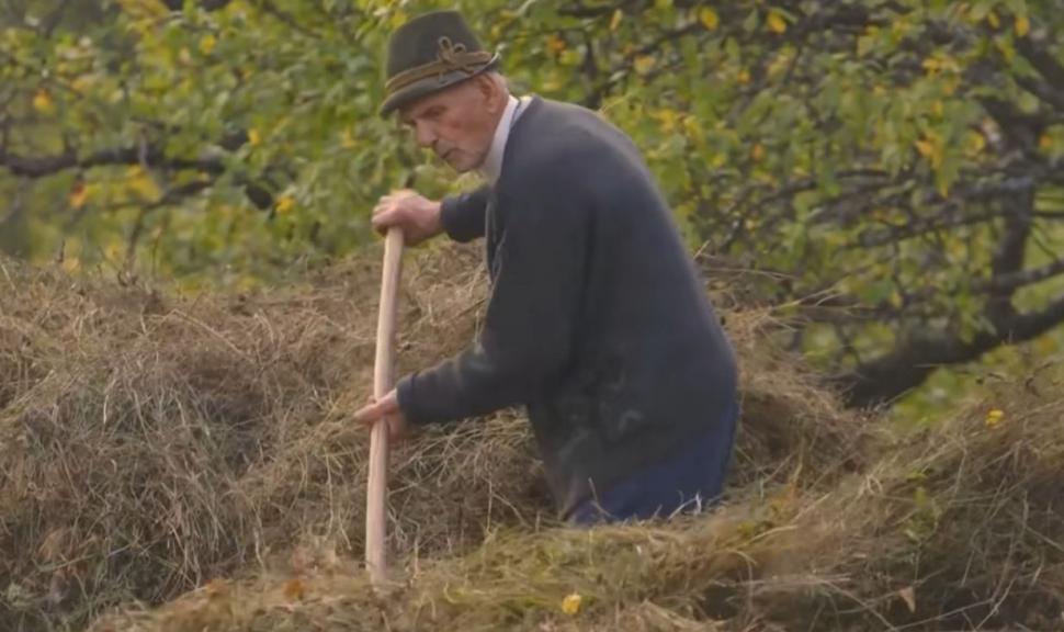 El este Gică Baciu, românul care a împlinit 102 ani. Oamenii îl vizitează pentru a afla secretul longevității sale 901038