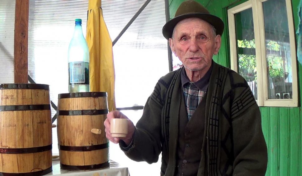 El este Gică Baciu, românul care a împlinit 102 ani. Oamenii îl vizitează pentru a afla secretul longevității sale