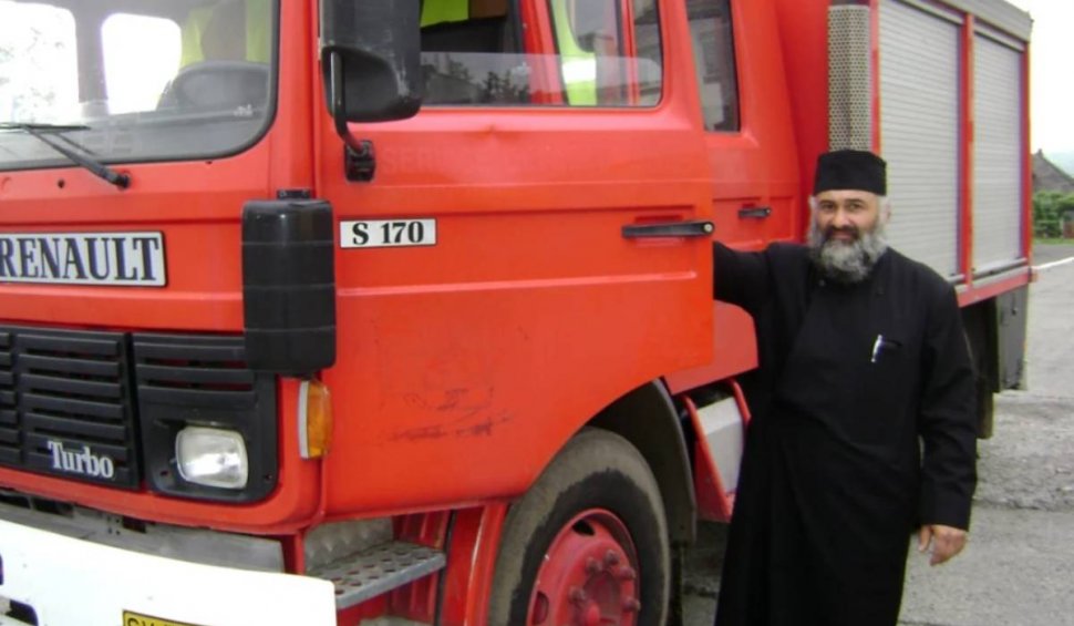 El este "eroul în sutană": Părintele Gabriel Florea și-a vândut tractorul și a cumpărat o mașină de pompieri ca să salveze oameni