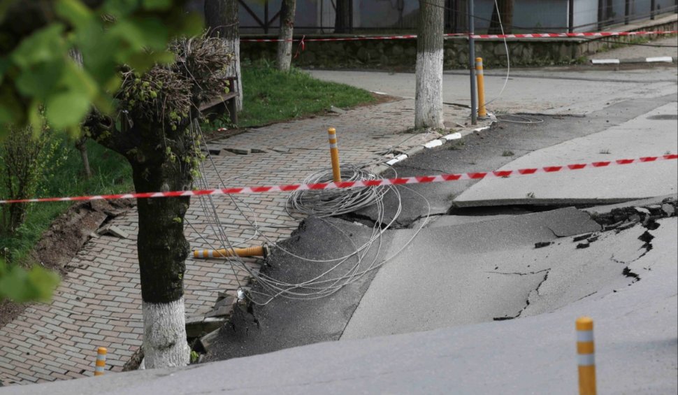 Scandal între Prefectura și CJ Prahova pe strada surpată din Slănic. Acuzele care se aduc