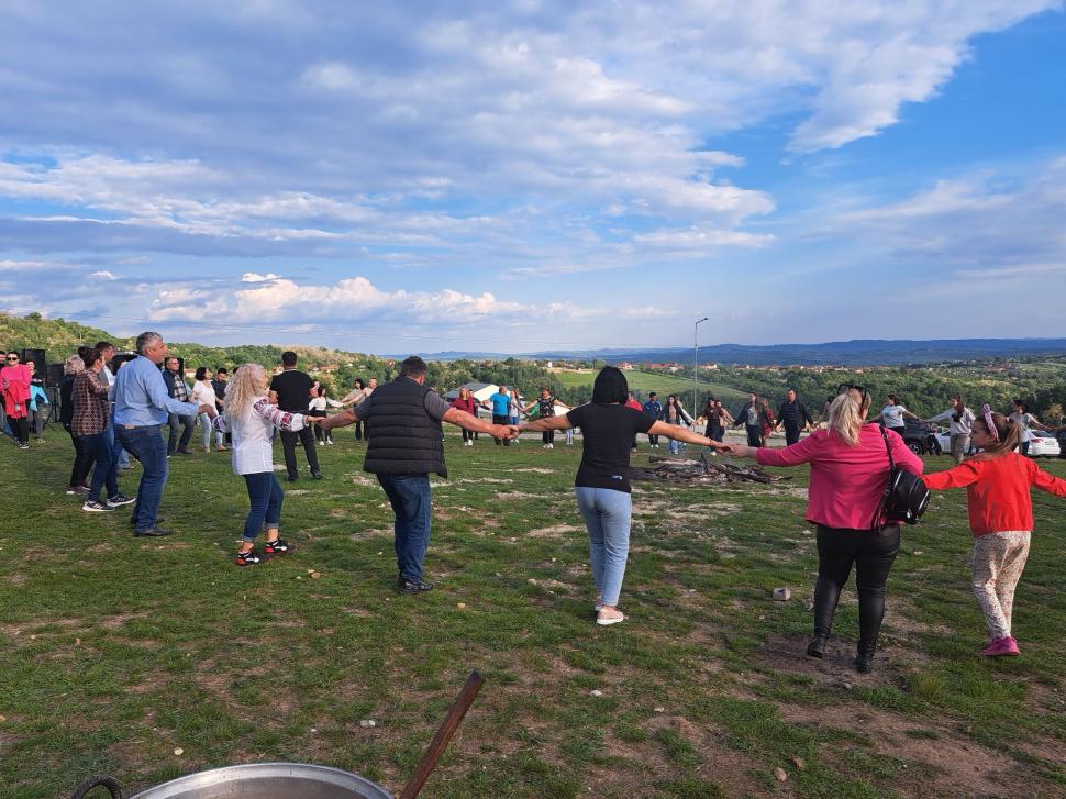 O tânără a venit tocmai din India să vadă cum se petrece Paștele în Gorj. Reacția ei când a ajuns pe Transalpina: ”Suntem norocoși” 901071