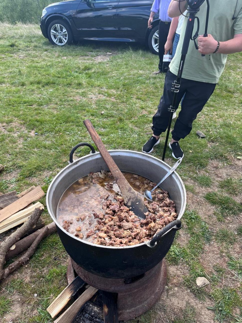 O tânără a venit tocmai din India să vadă cum se petrece Paștele în Gorj. Reacția ei când a ajuns pe Transalpina: ”Suntem norocoși” 901072