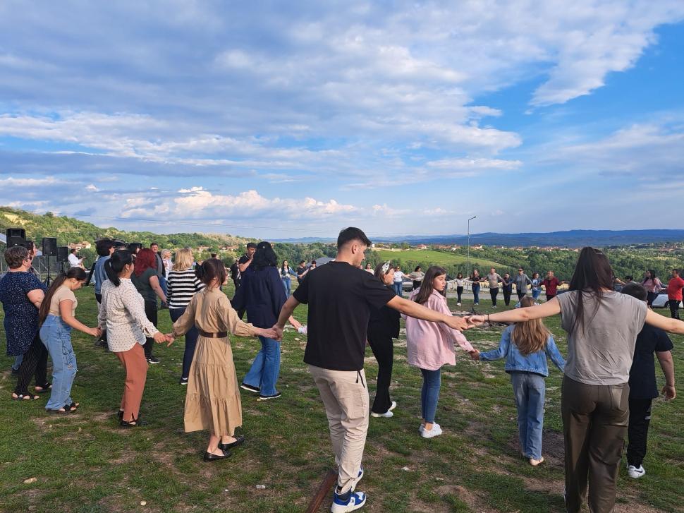 O tânără a venit tocmai din India să vadă cum se petrece Paștele în Gorj. Reacția ei când a ajuns pe Transalpina: ”Suntem norocoși” 901073