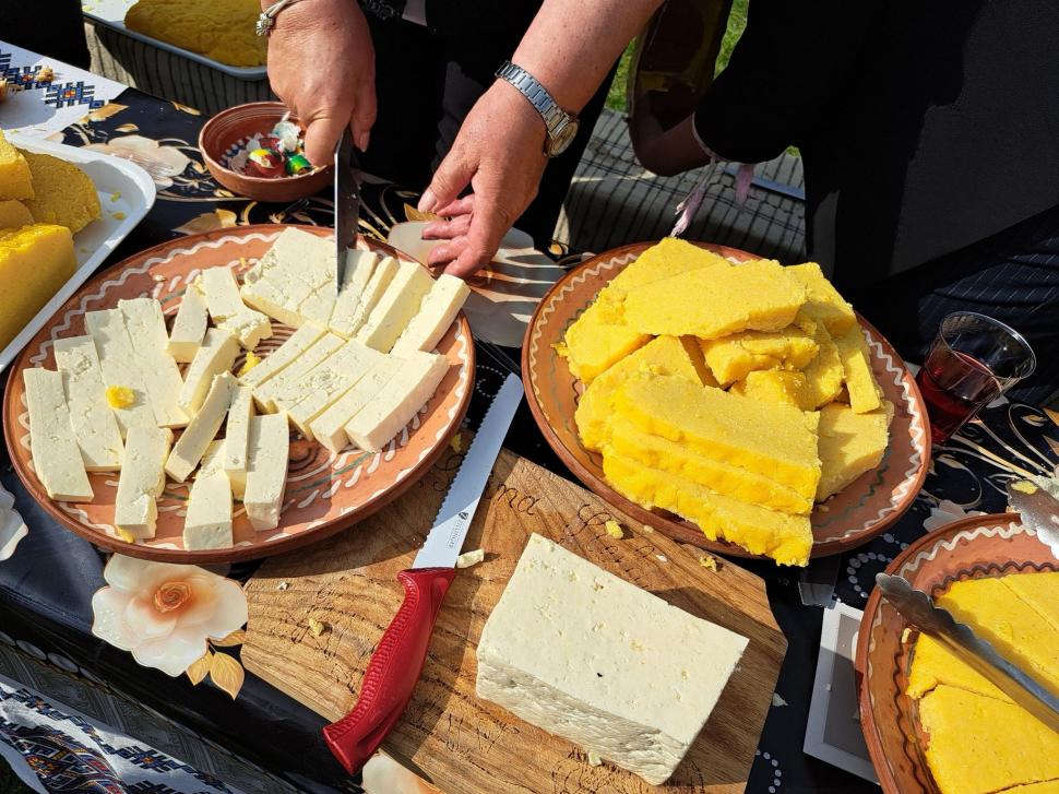 O tânără a venit tocmai din India să vadă cum se petrece Paștele în Gorj. Reacția ei când a ajuns pe Transalpina: ”Suntem norocoși” 901074