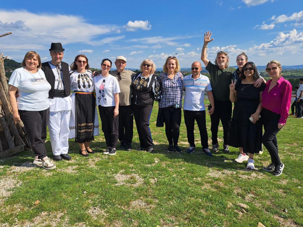 O tânără a venit tocmai din India să vadă cum se petrece Paștele în Gorj. Reacția ei când a ajuns pe Transalpina: ”Suntem norocoși” 901075