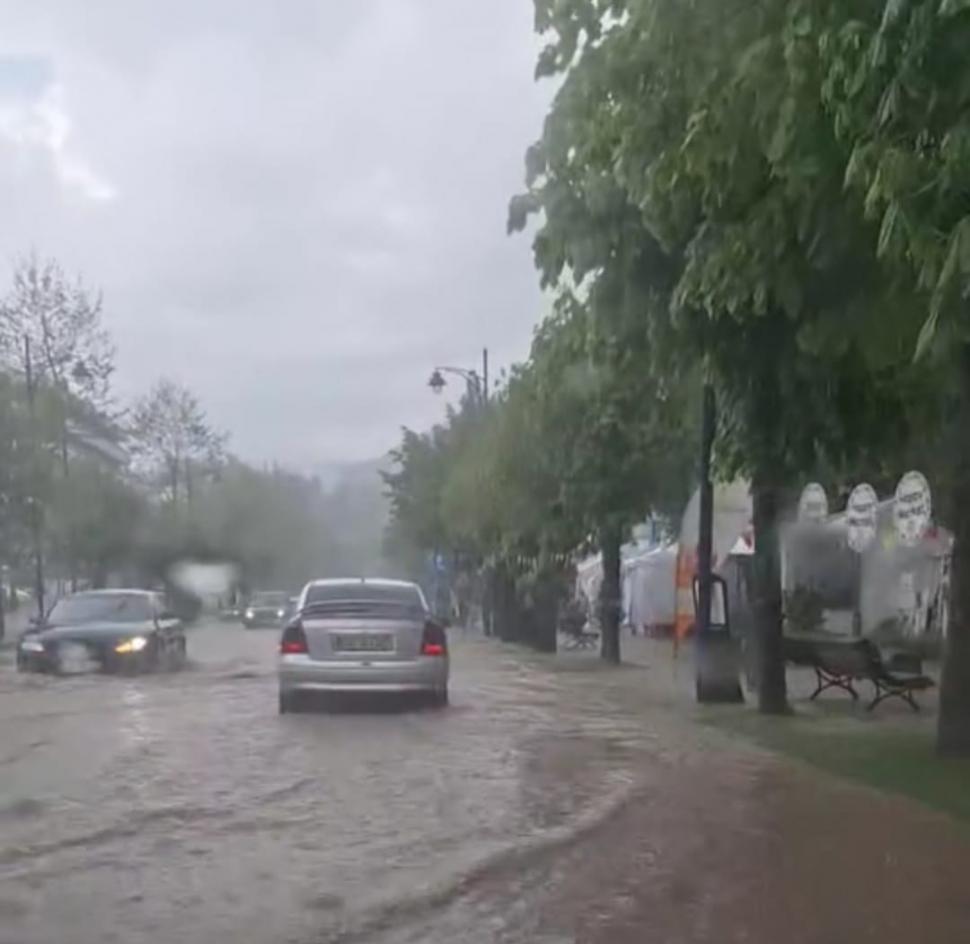 Vremea rea a făcut ravagii în țară: străzi inundate, case distruse | ”În 42 de ani, e prima oară când văd așa ceva. Mi-a distrus tot” 900977