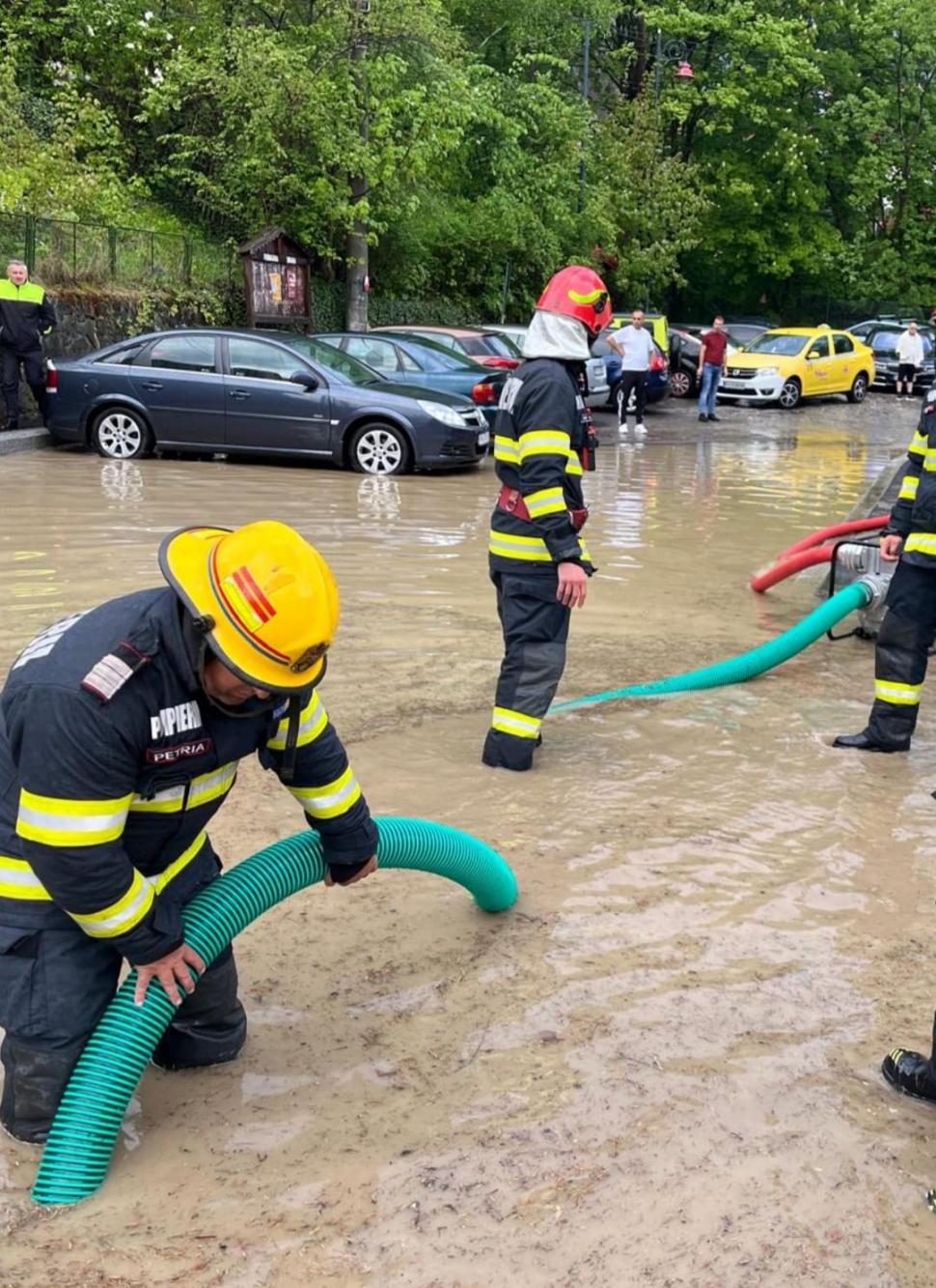 Vremea rea a făcut ravagii în țară: străzi inundate, case distruse | ”În 42 de ani, e prima oară când văd așa ceva. Mi-a distrus tot” 900978
