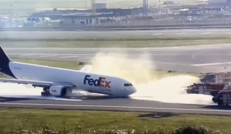 Un nou incident, cu un avion Boeing! Aeronava a aterizat la Istanbul fără trenul de aterizare din față