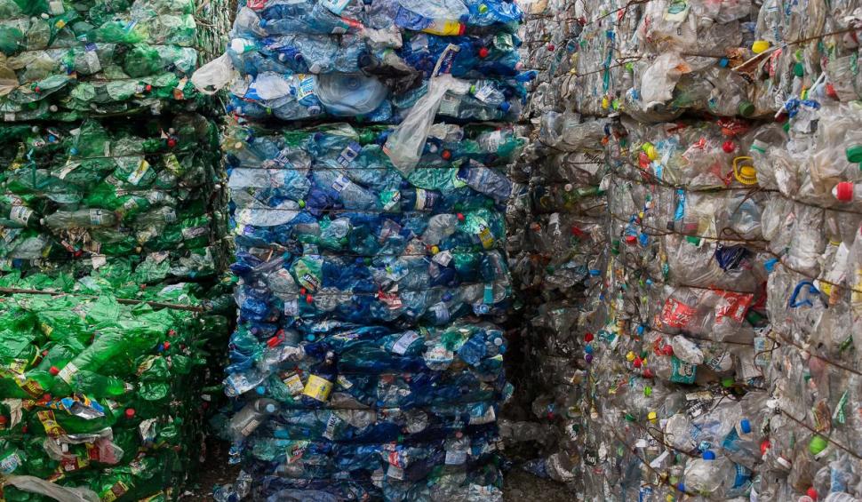 Supermarketul din România care îţi dă 1 leu pe orice sticlă reciclată, în loc de 50 de bani. Data până la care e valabilă promoția 901506