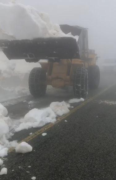 Transalpina rămâne închisă! Bucăți de stânci, prăbușite pe șosea 901260